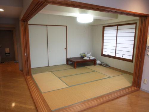 Non-living room. 8-mat Japanese-style room with a bay window