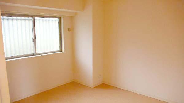 Non-living room. It is a state of 6.0 quires of the bedroom. I opened the window winds downhill from Atami of mountain passes through the room.