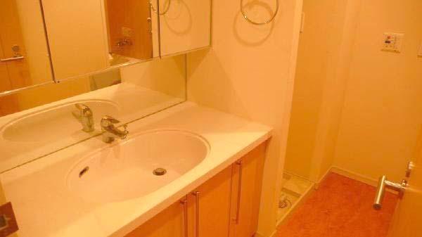 Wash basin, toilet. Washroom ・ Space of waterproof bread while compact, Becoming easy-to-use design.