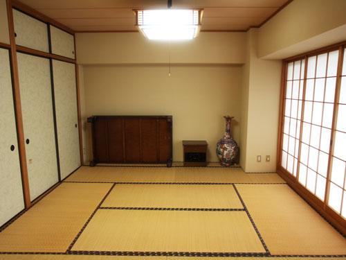 Non-living room. 8-mat Japanese-style room with a closet