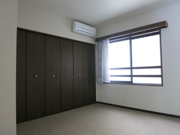 Non-living room. Storage is also many easy-to-use indoor. Air conditioning Please use so you can immediately use.