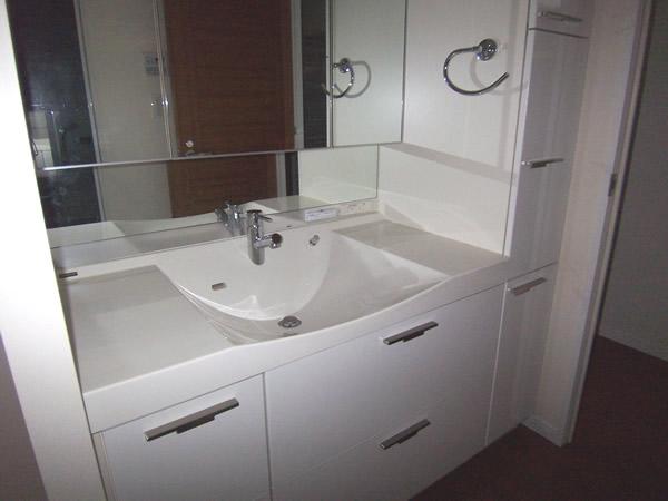 Wash basin, toilet. Interior