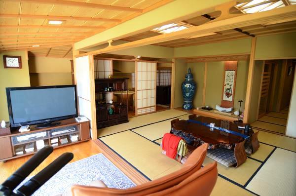Living. Japanese-style 12 tatami seen from Hiroen