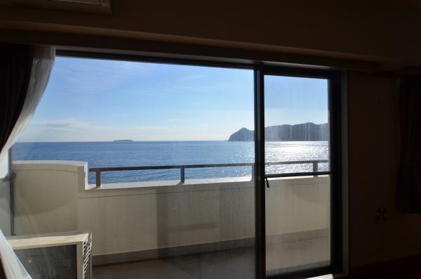 Balcony. View from the room. Overlooking the Atami Hatsushima in front. Peninsula appear on the right-hand side is a peninsula Ajiro.