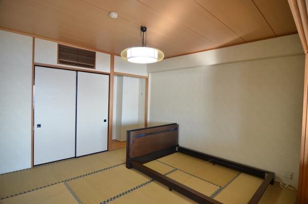 Non-living room. About 8 tatami Japanese-style room. It has been relaxed because as a Japanese-style room of the apartment there is also a 8 tatami, The current owner has set up a bed