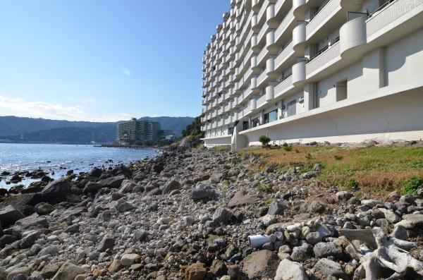 Local appearance photo. It is out in front of the coast of the apartment. It is paid but is OK loan of barbecue set.