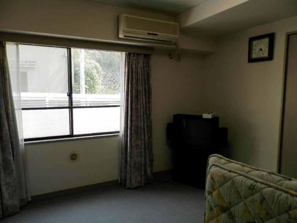 Non-living room. This is in the south-east side of Western-style. Although the road is visible, Between the window is ordered to blow.