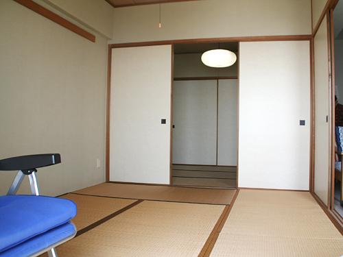 Non-living room. Japanese-style room that is between the two