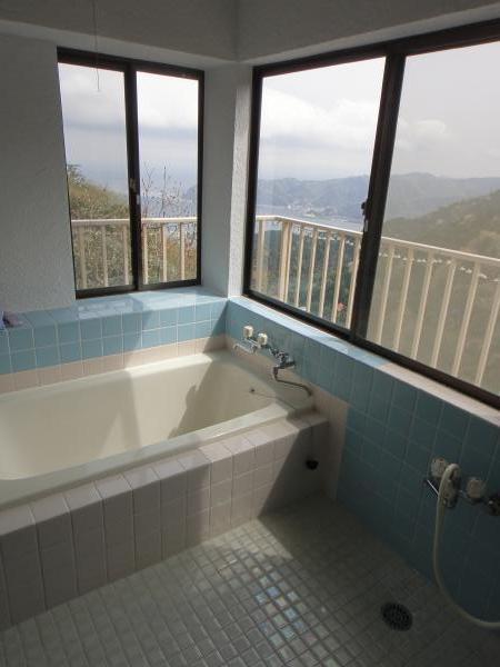 Bathroom. It is a hot spring with a view bath with a view of the sea. 