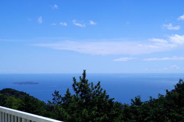 View photos from the dwelling unit. In the view of Sagami Bay, You can wish Hatsushima. With us also part of the Izu Oshima. 