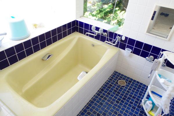 Wash basin, toilet. Retracted the hot spring, Tiled is dazzling bath. Leave a relaxation of the time. 