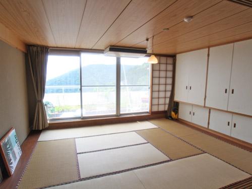 Non-living room. Bright Japanese-style 10 tatami mats