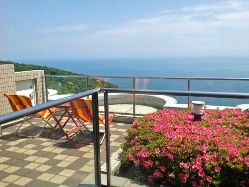 Balcony. Sagami Bay overlooking the roof balcony