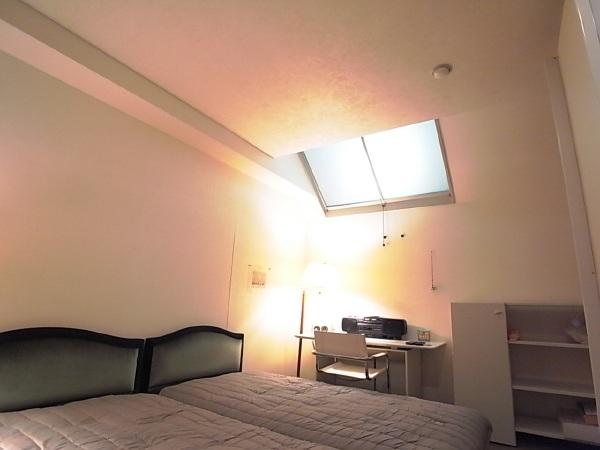 Other introspection. The bedroom is. 8.6 tatami There ceiling is high for oppressive feeling is not open. Light of There is also a date skylight, Also felt the wind.