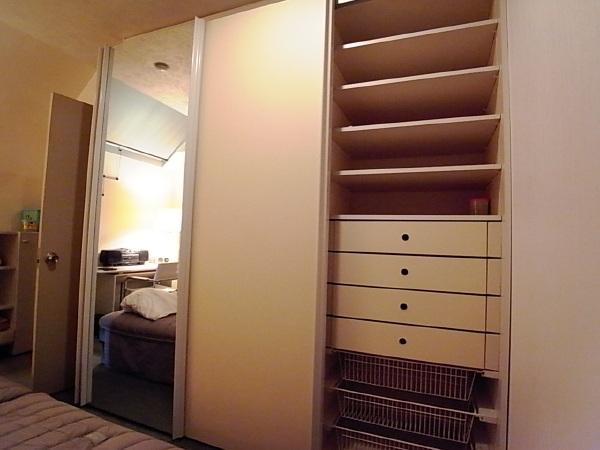 Receipt. It is installed in the storage shelves in the bedroom. Easy opening and closing can be in sliding, It can clean easily accommodated.