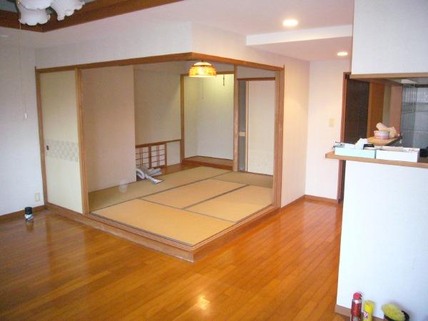 Non-living room. In addition to the Western-style 2 room, There is also Japanese-style room.