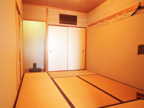 Non-living room. A closet Japanese-style room 6 tatami