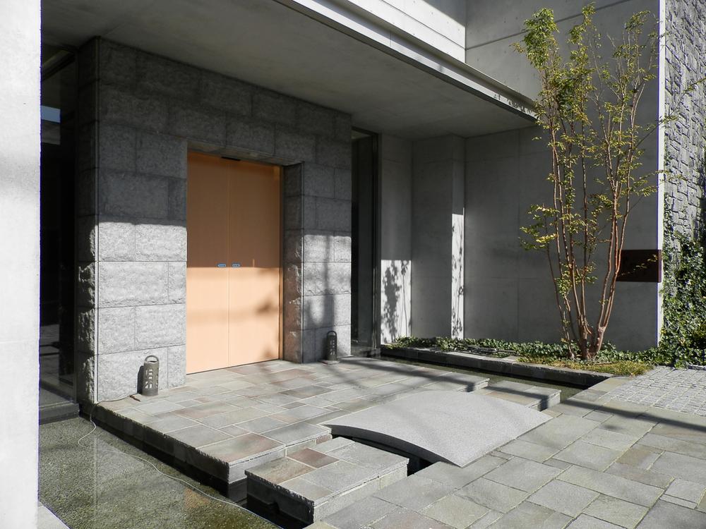 Other Equipment. Mansion is the entrance. Water and stone bridge, Beauty of Japanese taste, such as stone has been used.