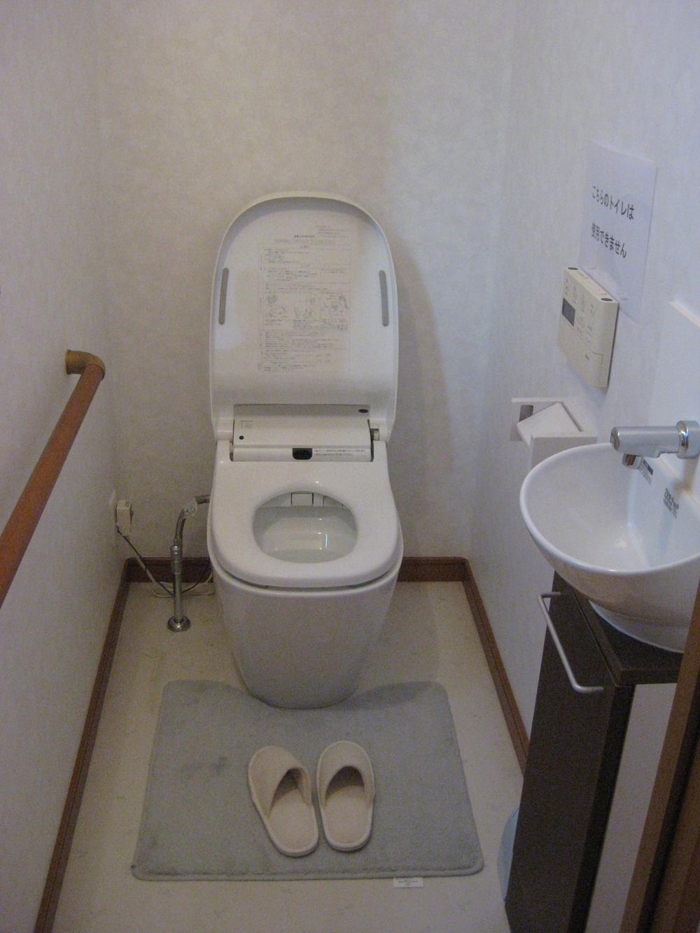Toilet. Fully automatic toilet Ara Uno and is equipped with a. Open the lid of the toilet seat or automatically. There is also an automatic wash-basin. 