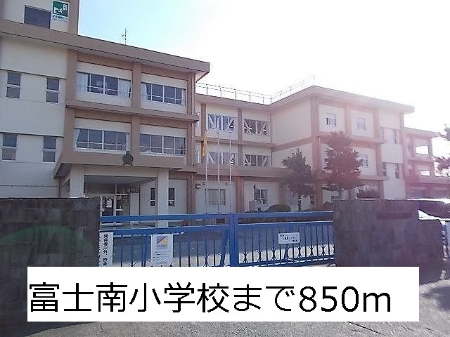 Primary school. 850m until Fuji Minami elementary school (elementary school)