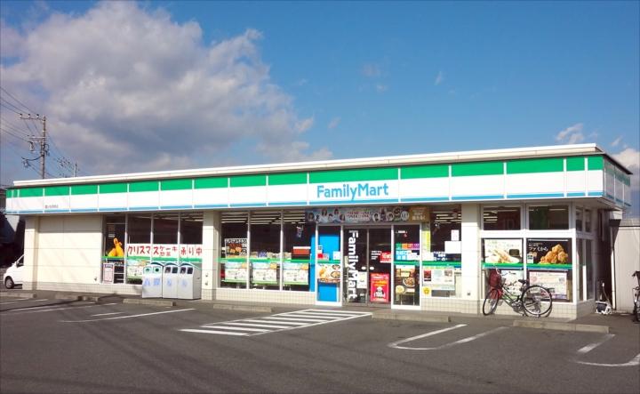 Convenience store. FamilyMart Fuji Matsuoka Minamiten up to 400m