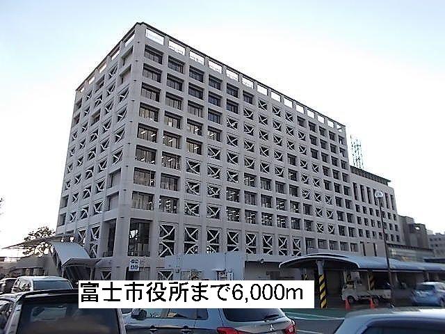 Government office. 6000m until the Fuji City Hall (government office)