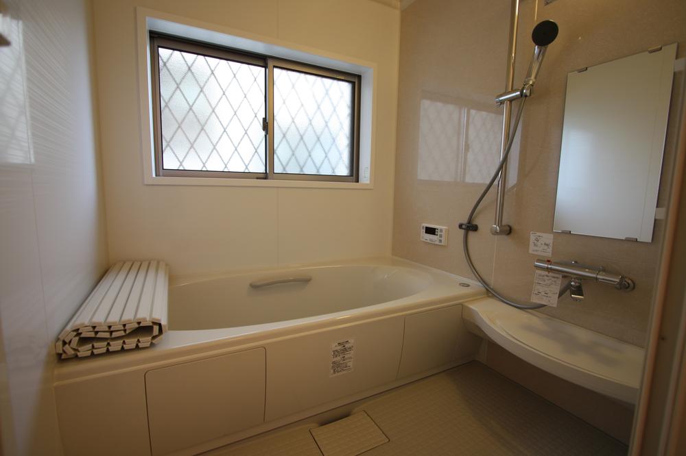 Bathroom. Winter also comfortable in the bathtub and the bathroom of the heat insulation specification. 