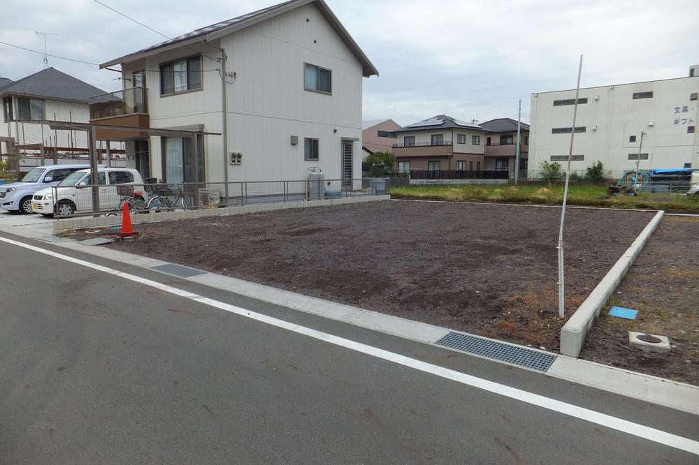 Local land photo.  ■ The camera position is in the <front somewhat right>. It is a quiet residential area.
