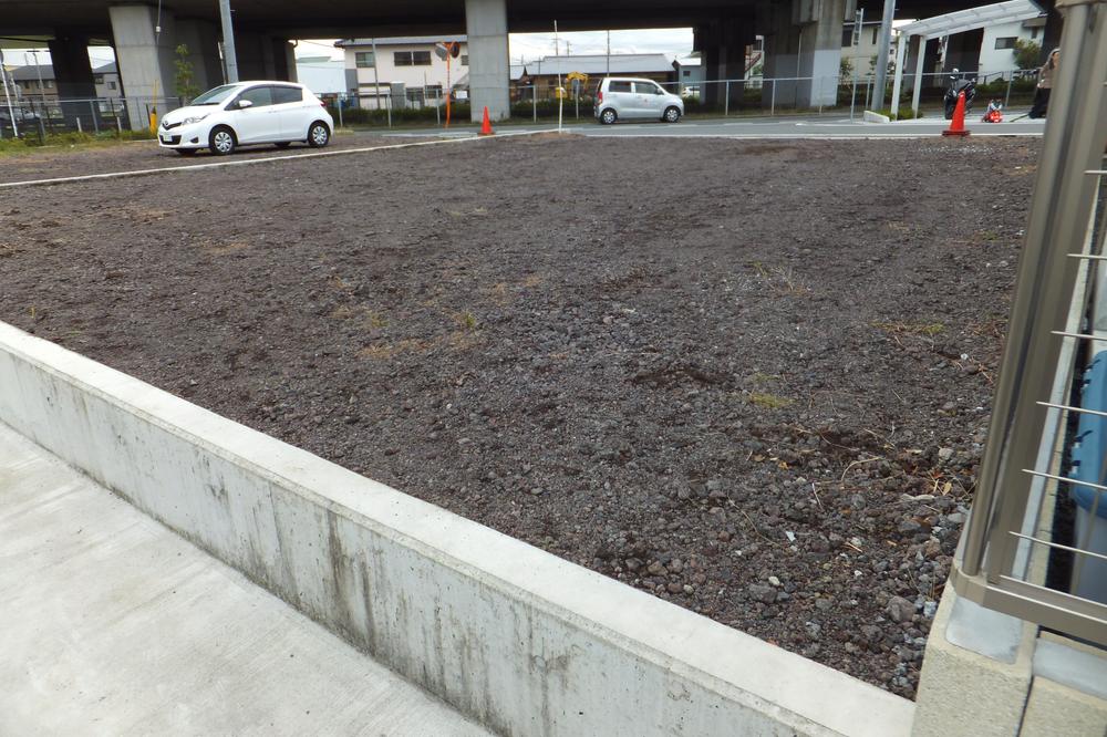 Local land photo.  ■ The camera position is <the back of the right hand>. The back was also finishing a carefully ground leveling.