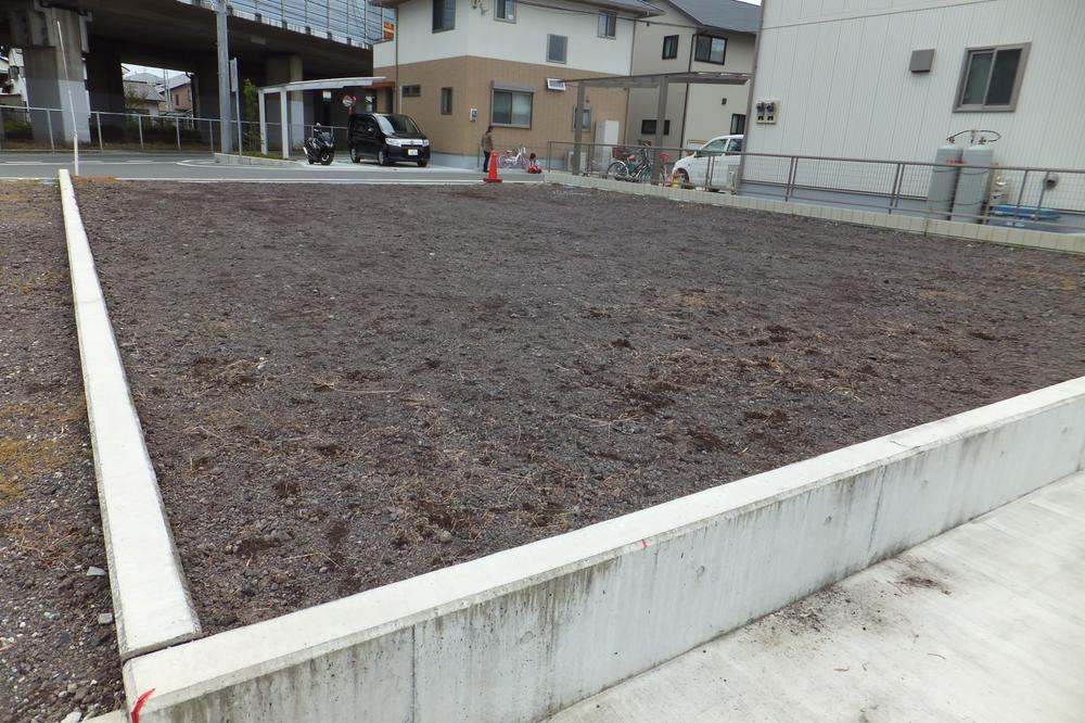 Local land photo.  ■ The camera position is <the back of the left hand>. Construction of the four-way of the site boundary line was also completed clean. 