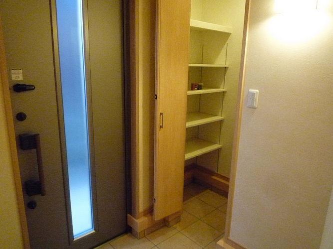 Entrance. Very convenient outdoor storage. Golf bag and stroller also can be stored. 