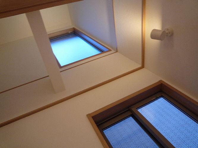 Other introspection. Atrium provided on the stairs is also taken from above the light of the sun. 