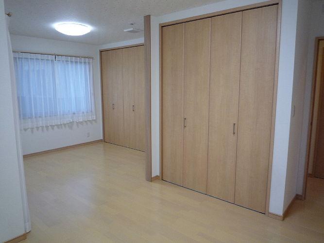 Other introspection. We connect the two children's room of about 5.5 quires. You can also will be divided into the future two rooms. 