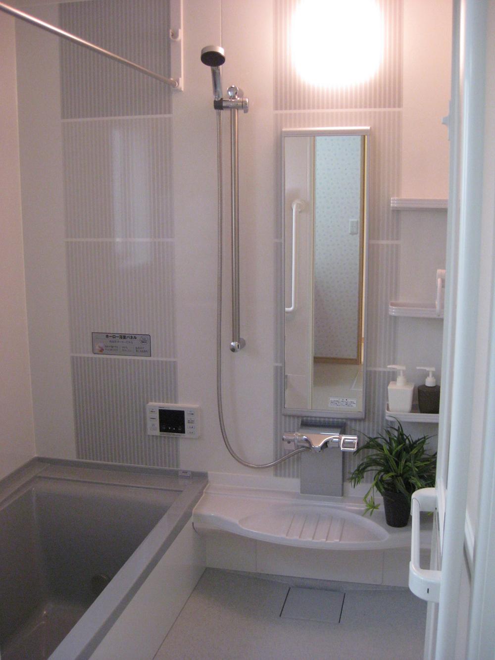 Bathroom. The bathroom (ventilation ・ Drying ・ heating ・ Cool breeze) system is standard equipment. You can also hang out laundry during the rainy season. 