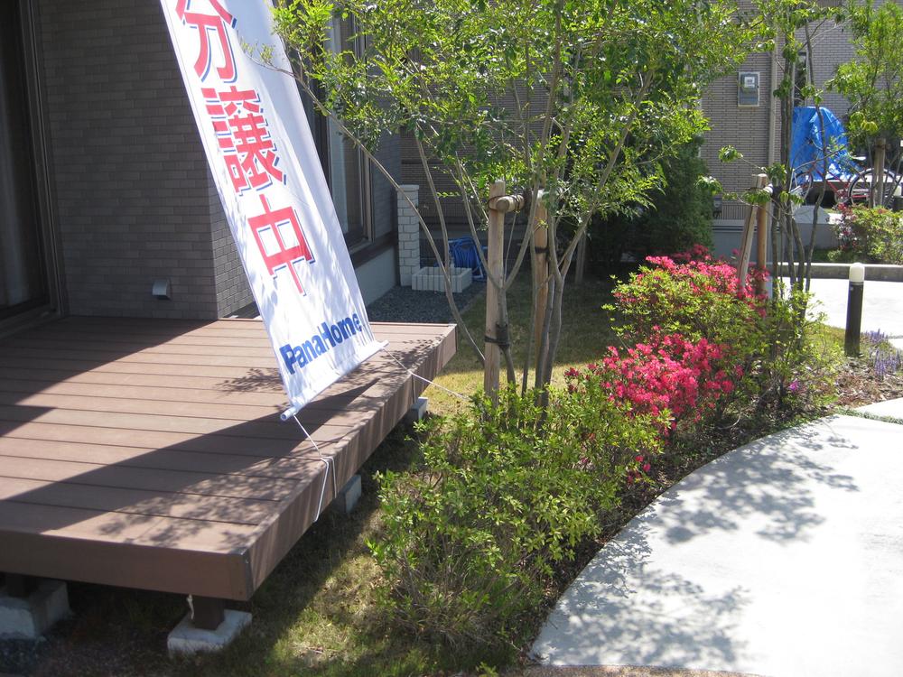 Garden. It can be used by connecting a wood deck and a living. Blooms are a variety of flowers according to the season has become a lush garden. 