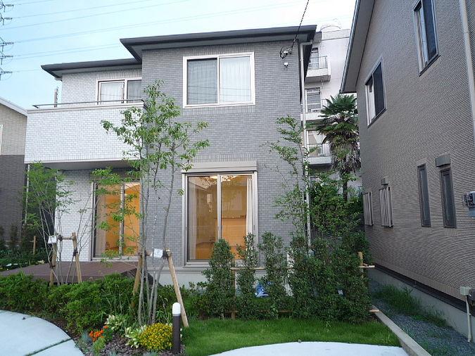 And the green light and the garden of the sun, City children smile overflows