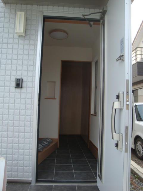 Entrance. Dirt floor with entrance