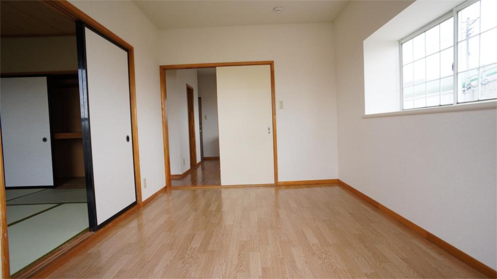 Other room space. For the middle room, There is no bay window.