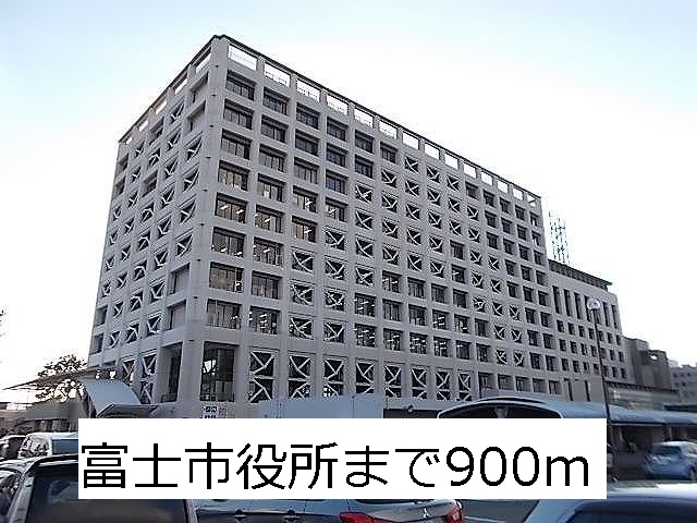 Government office. 900m until the Fuji City Hall (government office)