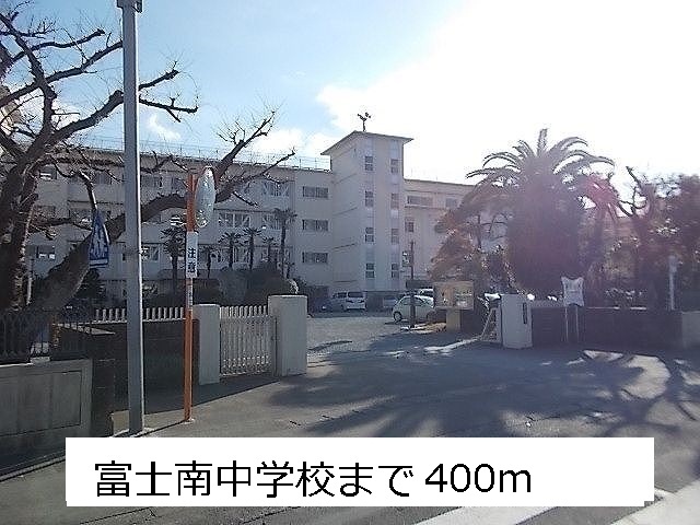 Junior high school. 400m until Fuji south junior high school (junior high school)