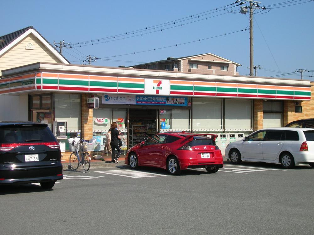 Convenience store. Seven-Eleven An 8-minute walk 600m to Matsuoka Minamiten
