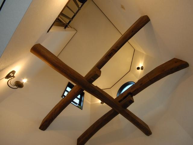 Entrance. Entrance atrium Old materials Beams use