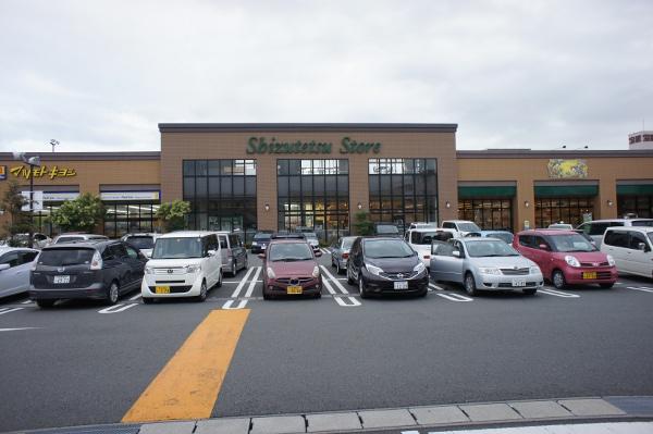 Supermarket. ShizuTetsu store 1500m to Fuji Yoshiwara shop