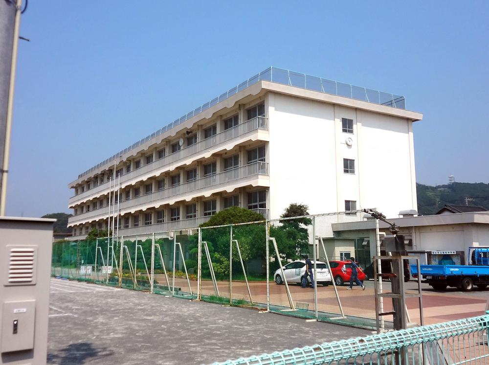 Junior high school. 560m until Fuji Municipal Iwamatsu junior high school