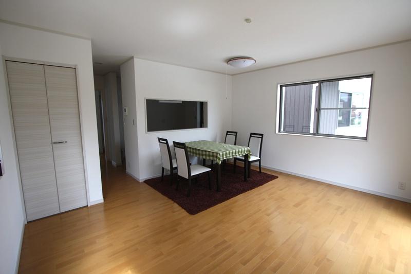 Living. Popular face-to-face kitchen plan! 