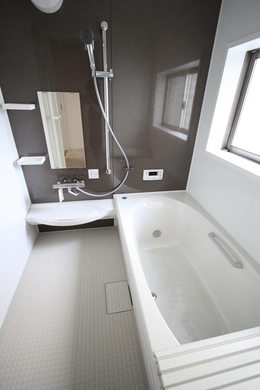 Bathroom. Winter also comfortable in the bathtub and the bathroom of the heat insulation specification. 