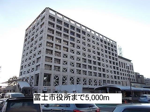 Government office. 5000m until the Fuji City Hall (government office)