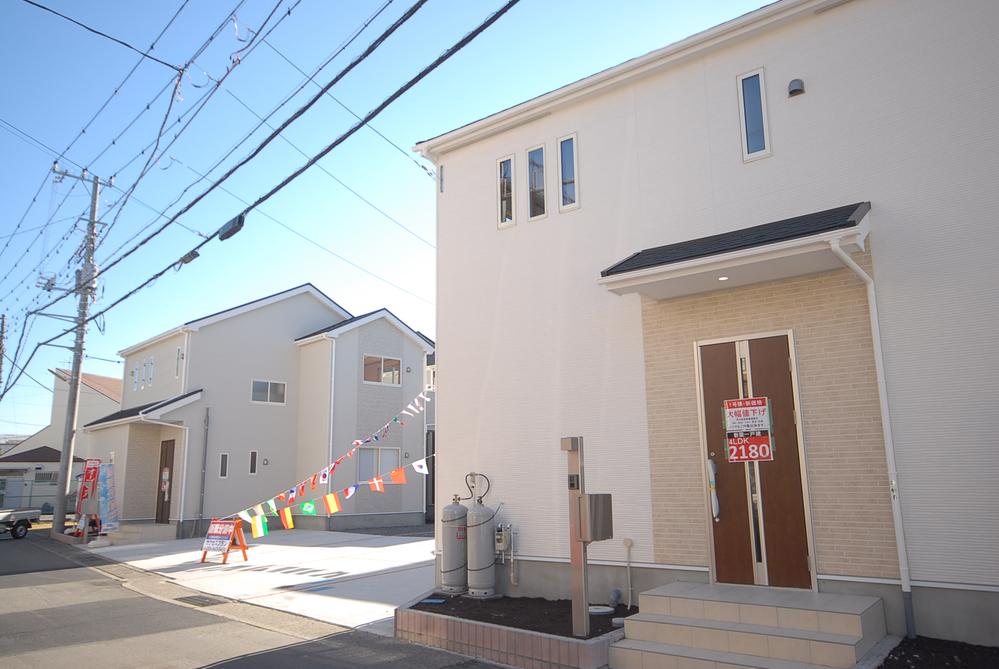 Local appearance photo. Local (12 May 2013) Shooting