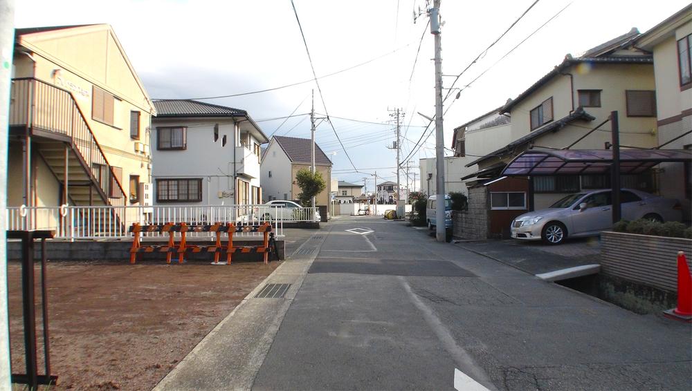 Local photos, including front road. Construction before the front road and local photo