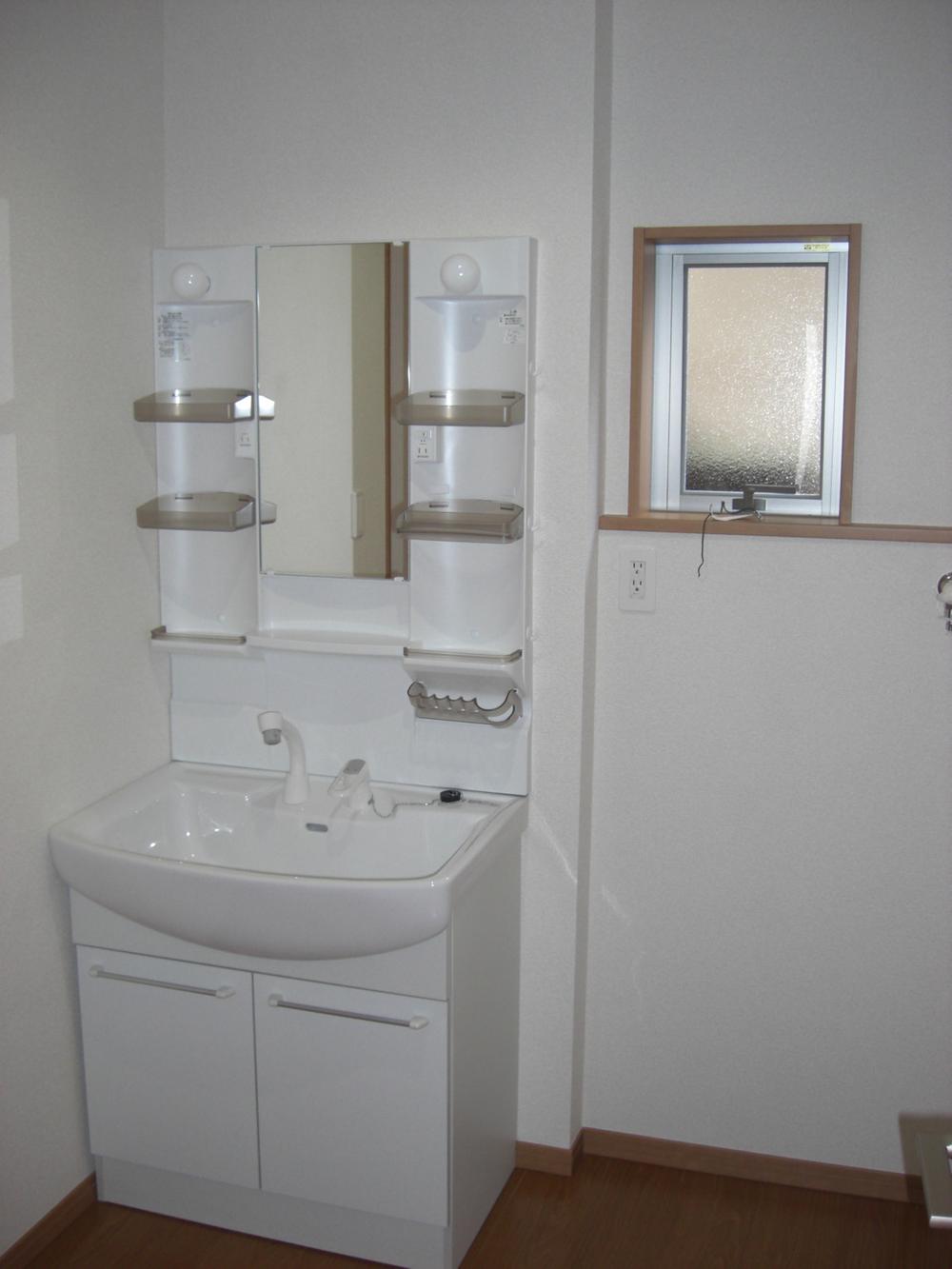 Wash basin, toilet. It comes with shampoo shower. 